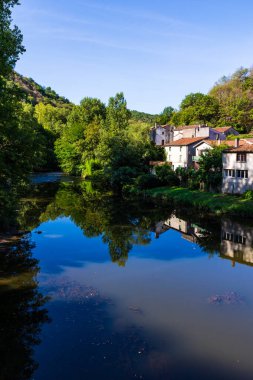 Burlat Köyü 'ndeki Agout nehri boyunca geleneksel evler