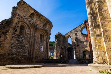 Saint-Pierre Kolej Kilisesi 'nin yıkıntıları, Şimdi Belediye Burlat Salonunu barındırıyor.