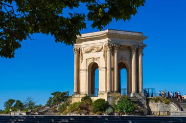 Montpellier 'deki Peyrou Güvertesi' nin sonundaki su kulesi.