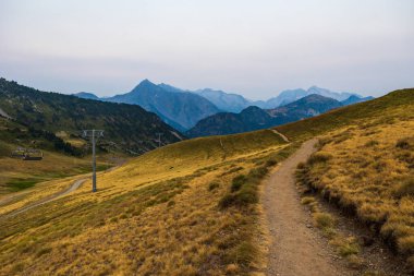 Pic de Bugatet ve Pic Mechant 'ın da aralarında bulunduğu dağların panoramik manzarası, Col de Portet' ten (Saint-Lary-Soulan)