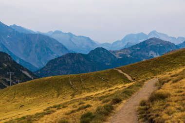 Pic de Bugatet ve Pic Mechant 'ın da aralarında bulunduğu dağların panoramik manzarası, Col de Portet' ten (Saint-Lary-Soulan)