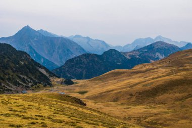 Pic de Bugatet ve Pic Mechant 'ın da aralarında bulunduğu dağların panoramik manzarası, Col de Portet' ten (Saint-Lary-Soulan)