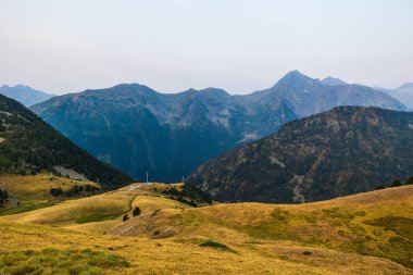 Pic de Bugatet ve Pic Mechant 'ın da aralarında bulunduğu dağların panoramik manzarası, Col de Portet' ten (Saint-Lary-Soulan)
