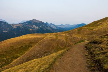 Pic de Bugatet ve Pic Mechant 'ın da aralarında bulunduğu dağların panoramik manzarası, Col de Portet' ten (Saint-Lary-Soulan)