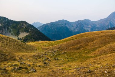Pic de Bugatet ve Pic Mechant 'ın da aralarında bulunduğu dağların panoramik manzarası, Col de Portet' ten (Saint-Lary-Soulan)