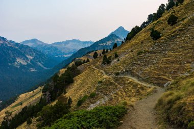 Pic du Bastan şafakta Col de Portet ve Refuge du Bastan arasındaki yürüyüş parkurundan