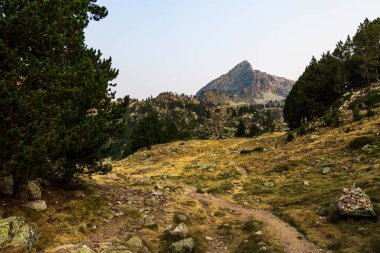 Pic du Bastan şafak vakti göl başındaki sığınağın yakınında.
