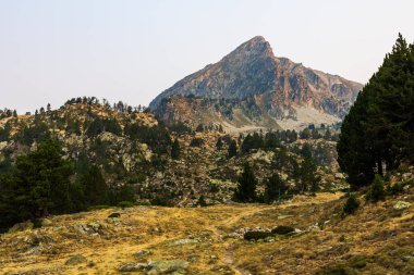 Pic du Bastan şafak vakti göl başındaki sığınağın yakınında.