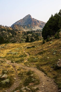 Pic du Bastan şafak vakti göl başındaki sığınağın yakınında.