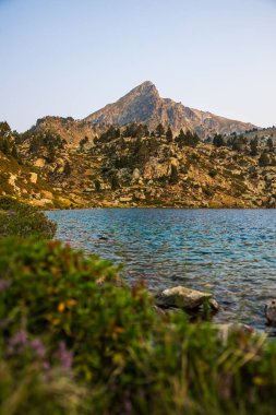 Pic du Bastan şafak vakti göl başındaki sığınağın yakınında.