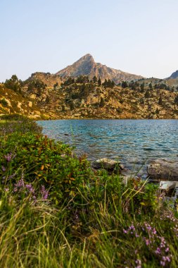 Pic du Bastan şafak vakti göl başındaki sığınağın yakınında.