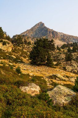 Pic du Bastan şafak vakti göl başındaki sığınağın yakınında.