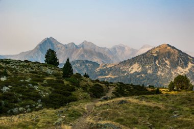 Pic de Neouvielle dahil olmak üzere dağların gündoğumu manzarası, Col de Portet ve Bastan Refuge du