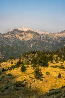 Pic de Neouvielle dahil olmak üzere dağların gündoğumu manzarası, Col de Portet ve Bastan Refuge du