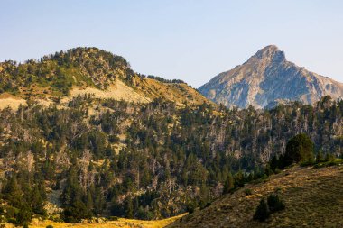 Pic du Bastan gün doğumunda Col de Portet ve Refuge du Bastan arasındaki yürüyüş parkurundan
