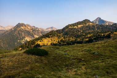 Pic du Bastan gün doğumunda Col de Portet ve Refuge du Bastan arasındaki yürüyüş parkurundan