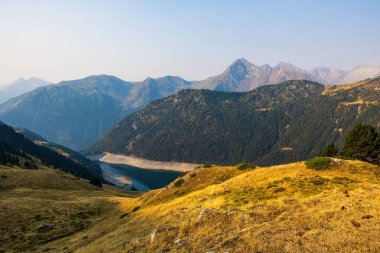 Güneş doğarken Col de Portet ve Refuge du Bastan arasındaki yürüyüş parkurundan görülen düşük su seviyesi.