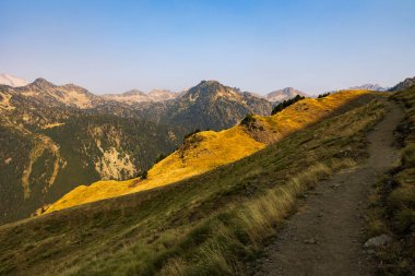 Col de Portet 'ten Pic de Bugatet ve Pic Mechant gibi dağların panoramik manzarası (Saint-Lary-Soulan)