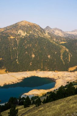 Güneş doğarken Col de Portet ve Refuge du Bastan arasındaki yürüyüş parkurundan görülen düşük su seviyesi.