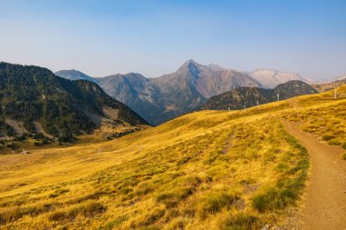 Col de Portet 'ten Pic de Bugatet ve Pic Mechant gibi dağların panoramik manzarası (Saint-Lary-Soulan)