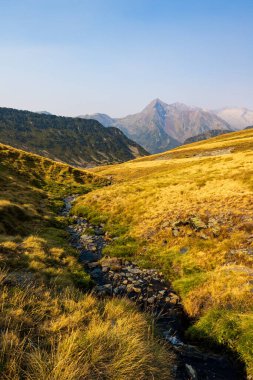 Col de Portet 'ten Pic de Bugatet ve Pic Mechant gibi dağların panoramik manzarası (Saint-Lary-Soulan)