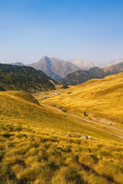 Col de Portet 'ten Pic de Bugatet ve Pic Mechant gibi dağların panoramik manzarası (Saint-Lary-Soulan)