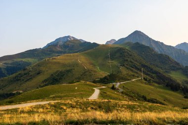 Col d Azet 'ten günbatımında yeşil yaz dağlarının panoramik manzarası