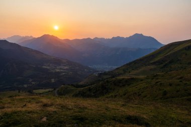 Saint-Lary-Soulan ve Aure Valley 'de Col d Azet' ten görünen yaz günbatımı
