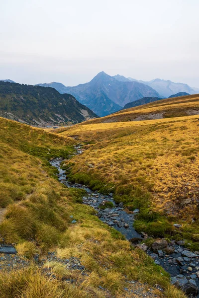 Pic de Bugatet ve Pic Mechant 'ın da aralarında bulunduğu dağların panoramik manzarası, Col de Portet' ten (Saint-Lary-Soulan)