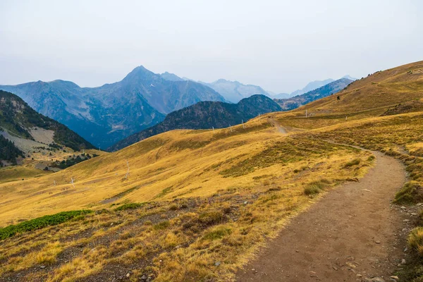 Pic de Bugatet ve Pic Mechant 'ın da aralarında bulunduğu dağların panoramik manzarası, Col de Portet' ten (Saint-Lary-Soulan)