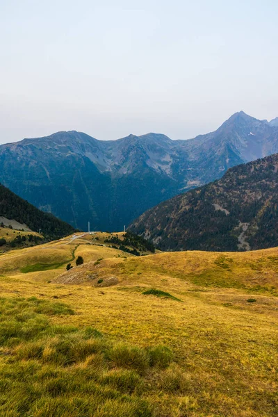 Pic de Bugatet ve Pic Mechant 'ın da aralarında bulunduğu dağların panoramik manzarası, Col de Portet' ten (Saint-Lary-Soulan)