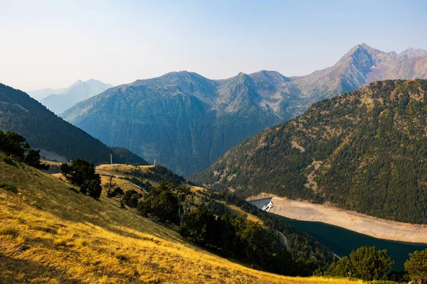 Güneş doğarken Col de Portet ve Refuge du Bastan arasındaki yürüyüş parkurundan görülen düşük su seviyesi.