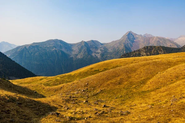 Col de Portet 'ten Pic de Bugatet ve Pic Mechant gibi dağların panoramik manzarası (Saint-Lary-Soulan)