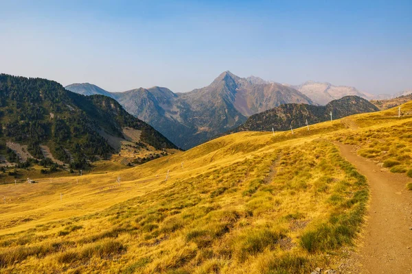 Col de Portet 'ten Pic de Bugatet ve Pic Mechant gibi dağların panoramik manzarası (Saint-Lary-Soulan)