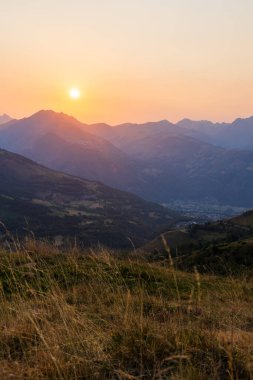 Saint-Lary-Soulan ve Aure Valley 'de Col d Azet' ten görünen yaz günbatımı