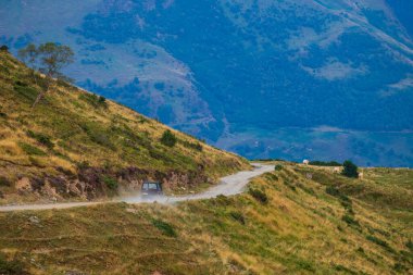 4x4 Col d Azet 'in yakınındaki bir koyun sürüsünü geçerek pist boyunca gidiyor.