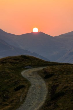 Saint-Lary-Soulan 'daki Pla d Adet kayak merkezinde gün batımı Col d Azet' den görüldü.