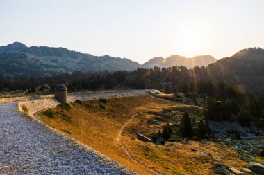 Aubert Barajı, güneş doğarken Neouvielle Doğa Koruma Alanı 'nda gölü oluşturuyor.