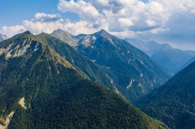 Rioumajou Vadisi Yazın Saint-Lary-Soulan 'daki Pla d Adet Kayak Merkezi' nden Lustou Tepesi 'nin hakimiyetinde.