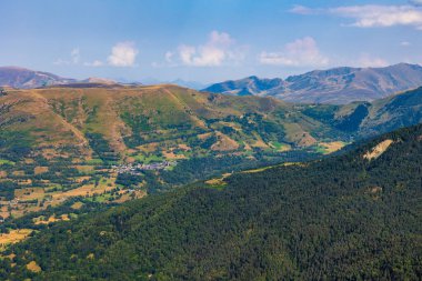 Azet Köyü Yazın Saint-Lary-Soulan 'daki Pla d Adet Kayak Merkezi' nden