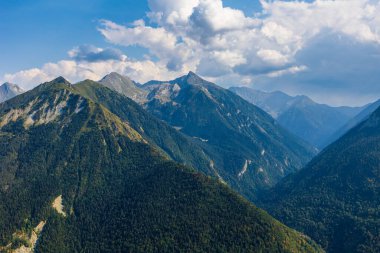 Rioumajou Vadisi Yazın Saint-Lary-Soulan 'daki Pla d Adet Kayak Merkezi' nden Lustou Tepesi 'nin hakimiyetinde.