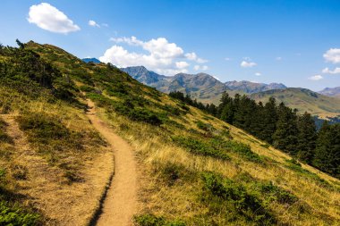 Arbizon Massif, Col d Aspin 'ten görüldü, Hautes-Pyrenees' in yeşil vadileri ve orman yamaçlarıyla çevrili.