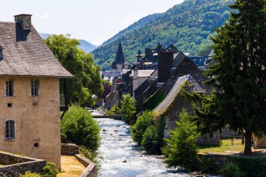 Neste du Louron Nehri Arreau Kasabasını Geçiyor