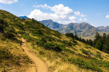 Arbizon Massif, Col d Aspin 'ten görüldü, Hautes-Pyrenees' in yeşil vadileri ve orman yamaçlarıyla çevrili.