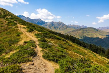 Arbizon Massif, Col d Aspin 'ten görüldü, Hautes-Pyrenees' in yeşil vadileri ve orman yamaçlarıyla çevrili.