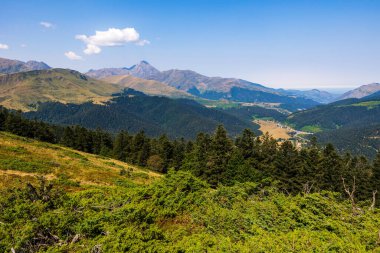 Payolle Vadisi, açık bir yaz gününde Col d Aspin 'ten izlenen ikonik Pic du Midi de Bigorre tarafından gözden kaçırıldı.
