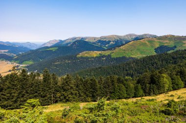 Payolle Vadisi, açık bir yaz gününde Col d Aspin 'ten izlenen ikonik Pic du Midi de Bigorre tarafından gözden kaçırıldı.