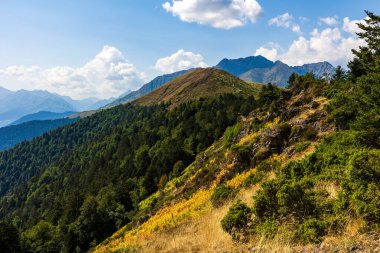Arbizon Massif, Col d Aspin 'ten görüldü, Hautes-Pyrenees' in yeşil vadileri ve orman yamaçlarıyla çevrili.