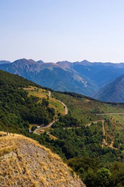 Col d Aspin 'teki yemyeşil Aure Vadisi' nin panoramik manzarası. Pyrenean tepeleri ufku oluşturur.