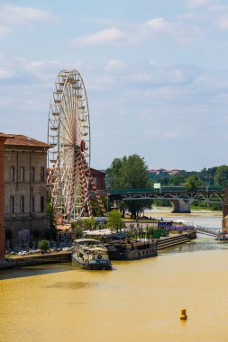 Dönme dolap yazın Toulouse 'daki Quai de l Exil Cumhuriyetçi Espagnol' da kuruldu.